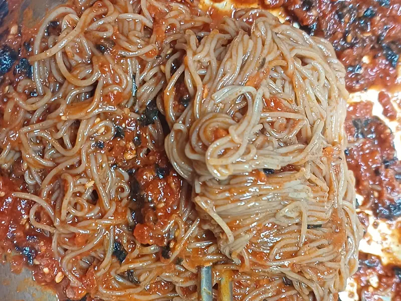 매콤한 양념이 식욕을 자극하는 비빔 막국수