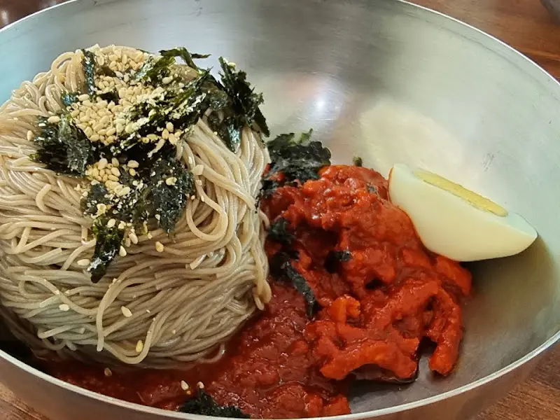 수육과 함께 제공되는 매콤달콤한 명태식해