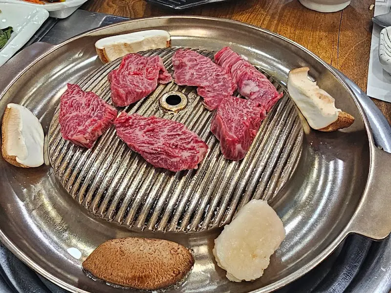불판 위에서 익어가는 고기