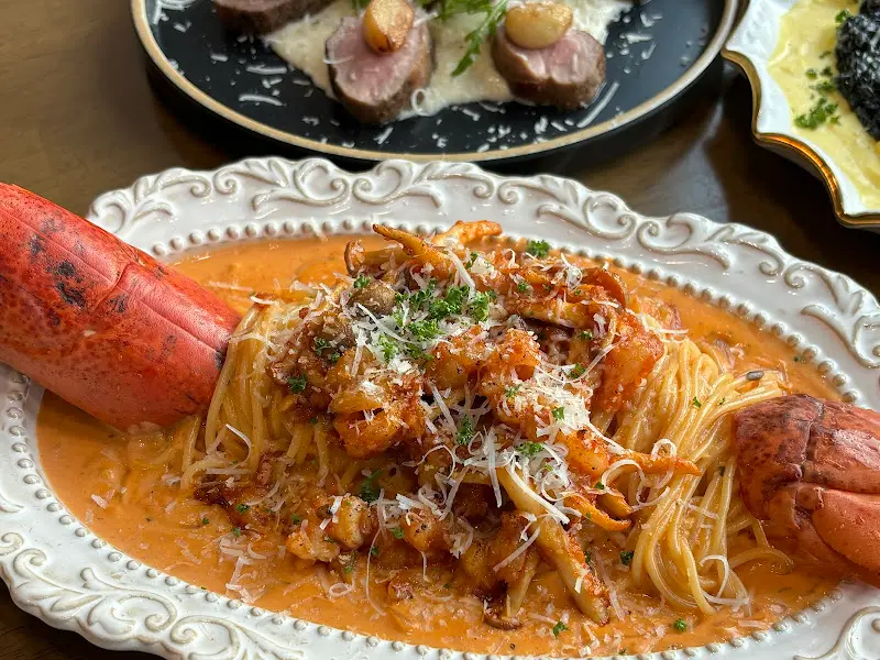 랍스터 로제 파스타의 화려한 비주얼