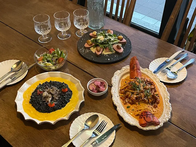 한 상 가득 차려진 알카노의 메뉴들