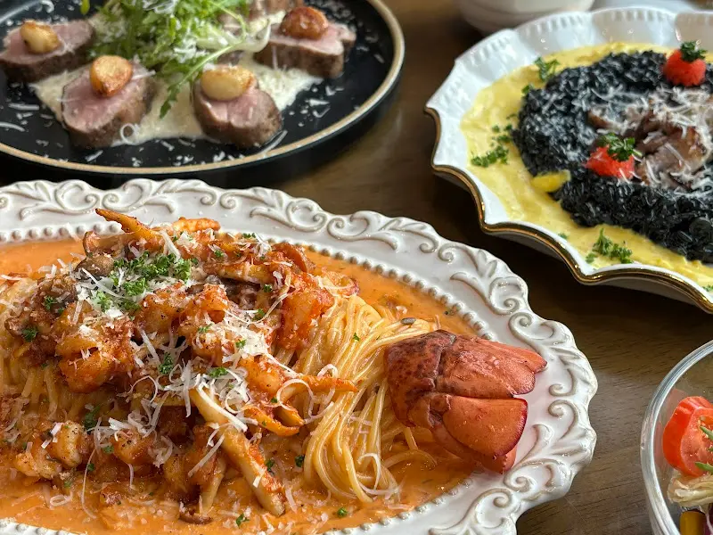 한 상 가득 차려진 맛있는 음식들