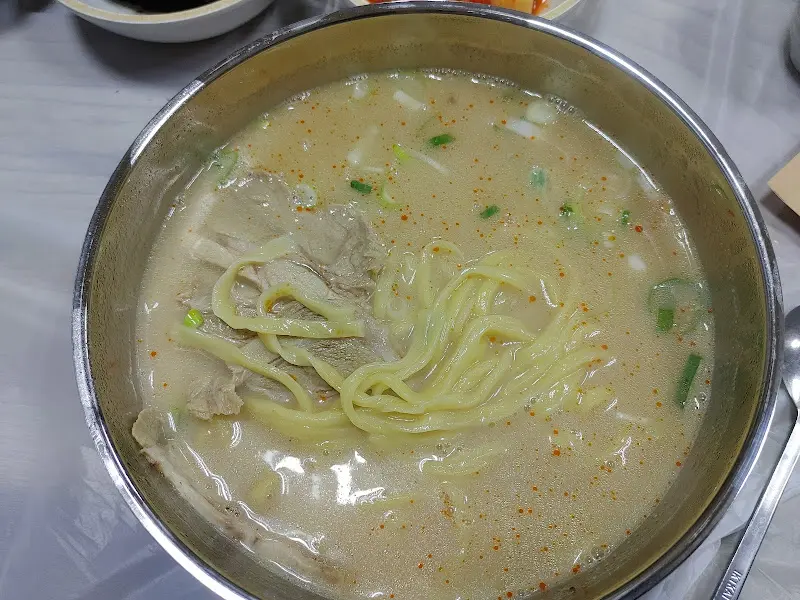 뽀얀 국물이 인상적인 고기국수