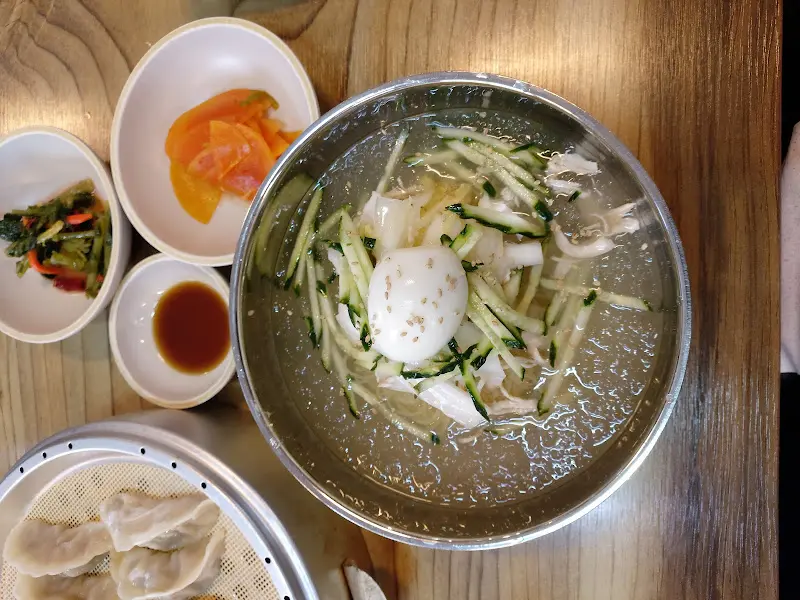 정갈하게 담겨 나온 초계국수