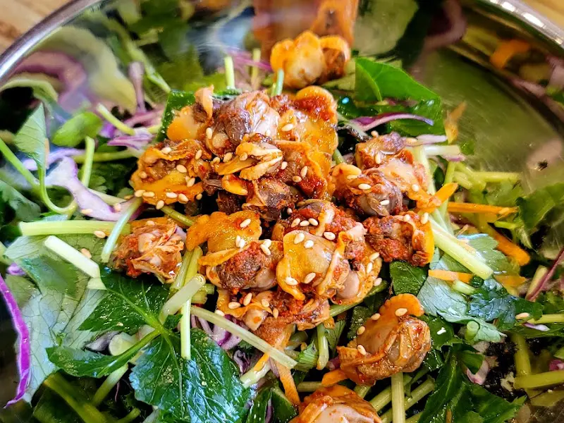 싱싱한 채소와 꼬막이 가득한 꼬막 비빔밥