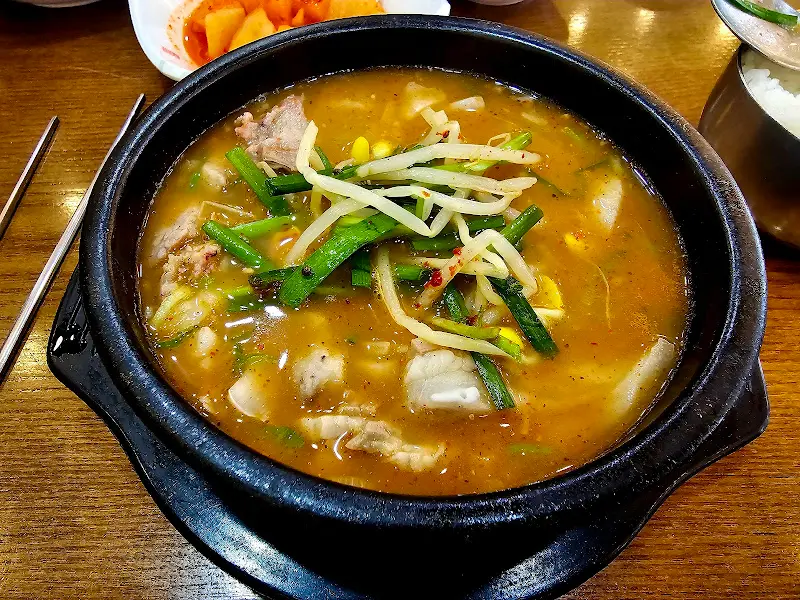 뚝배기에 담긴 순대국의 모습