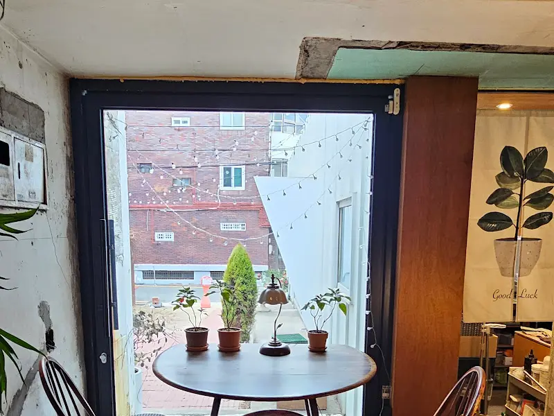 창밖이 보이는 테이블