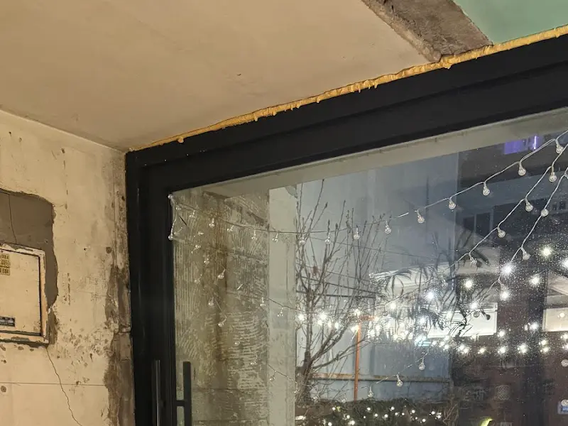 밤에 빛나는 카페 외관