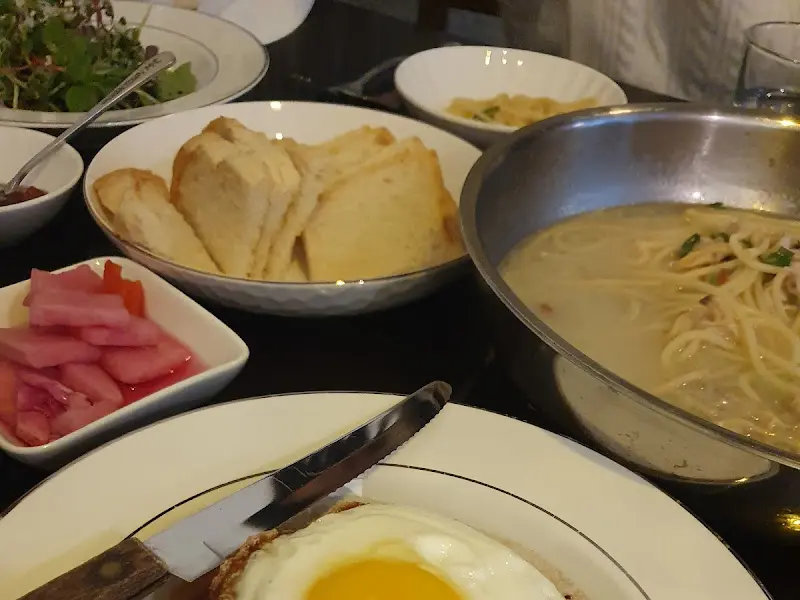 테이블 위에 놓인 음식 사진