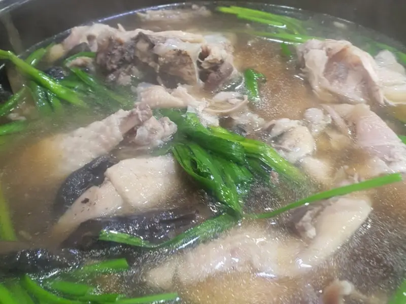 푸짐한 한방 오리백숙