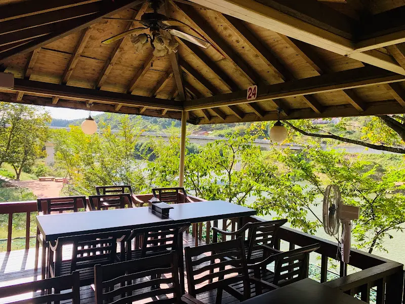 통나무집 야외 테이블