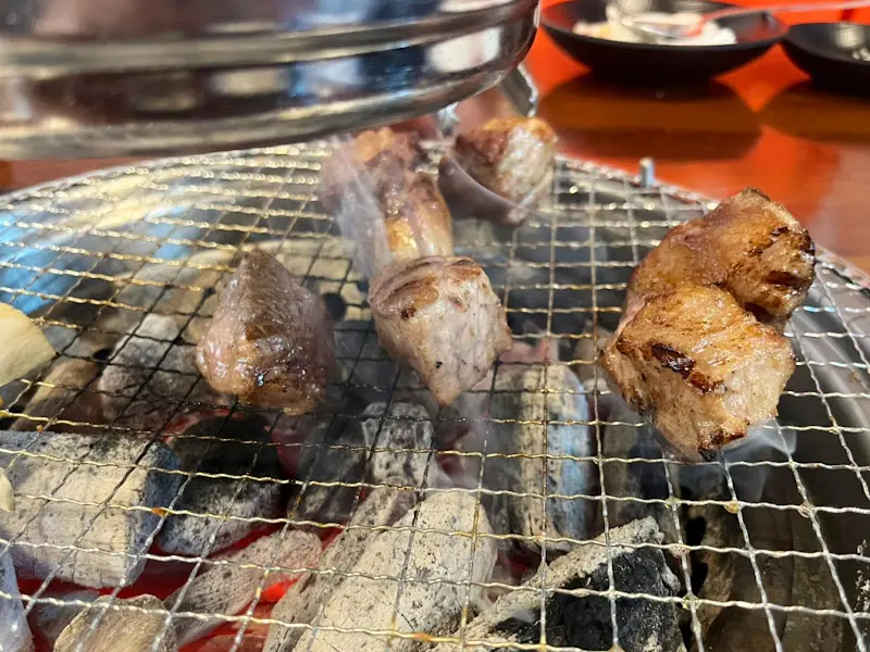 숯불 위에서 구워지는 깍둑 목살