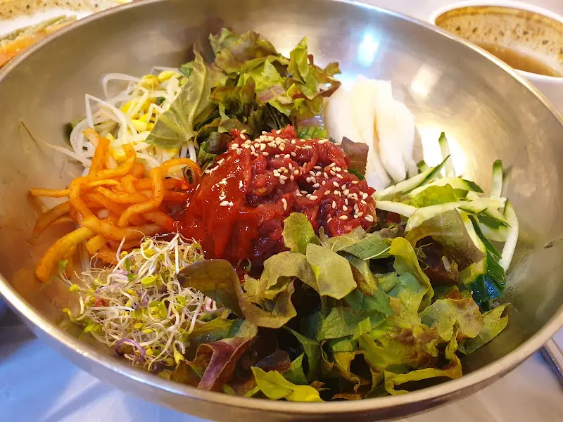 신선한 채소와 육회가 조화로운 육회비빔밥