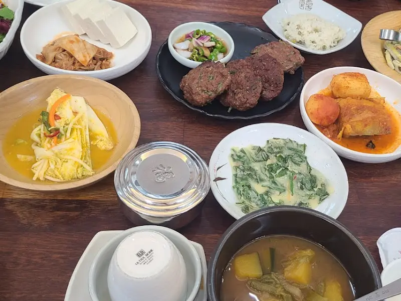 정갈하게 차려진 청자연의 자연밥상 한 상 차림