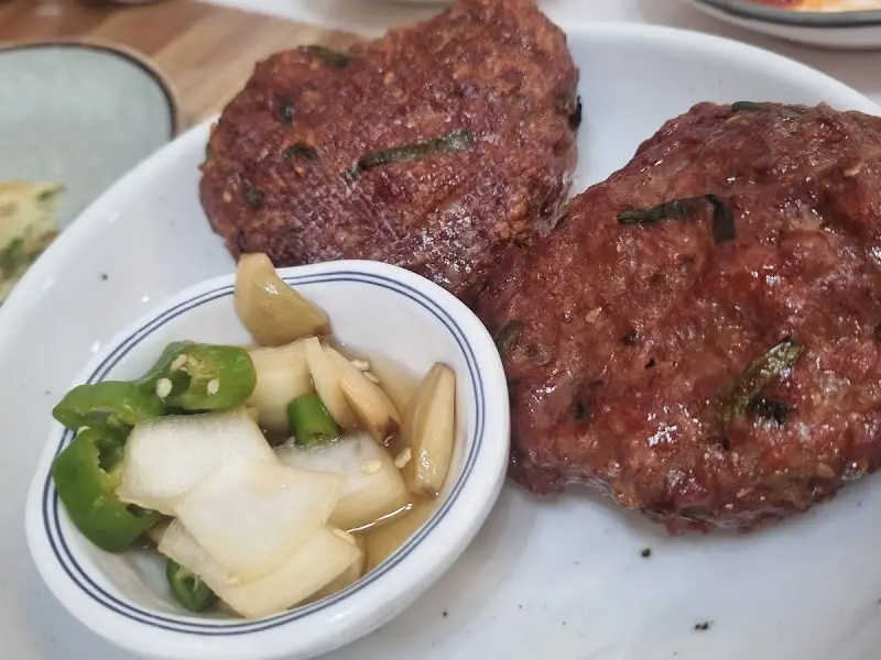 윤기가 흐르는 떡갈비와 양파 장아찌