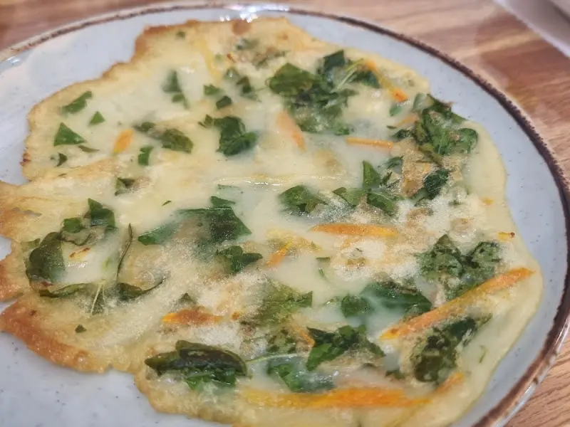 청자연에서 제공되는 얇고 바삭한 부침개