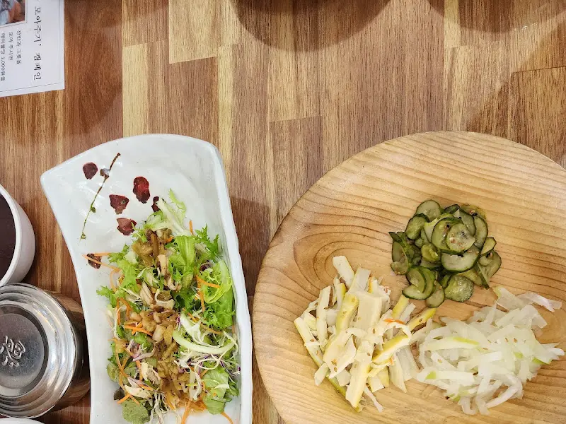 청자연의 샐러드와 나물 반찬