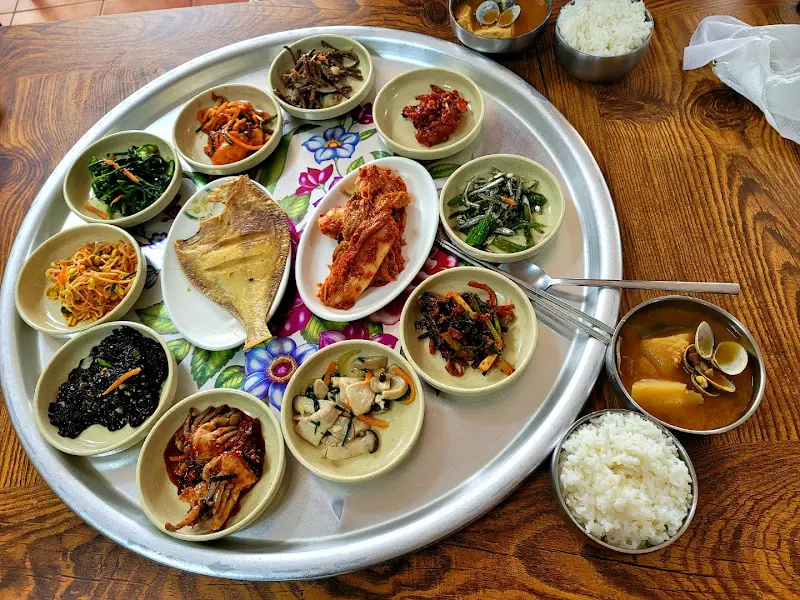 쟁반 가득 차려진 백반