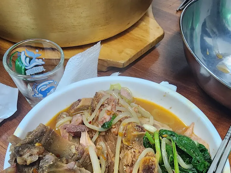 개인 접시에 담은 감자탕