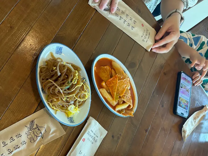 셀프바 음식 (잡채, 떡볶이)