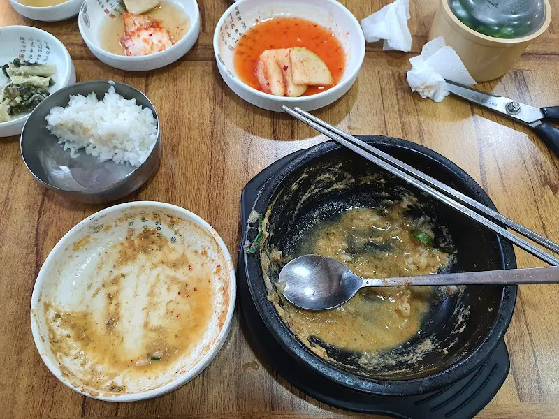 깨끗하게 비워진 뚝배기