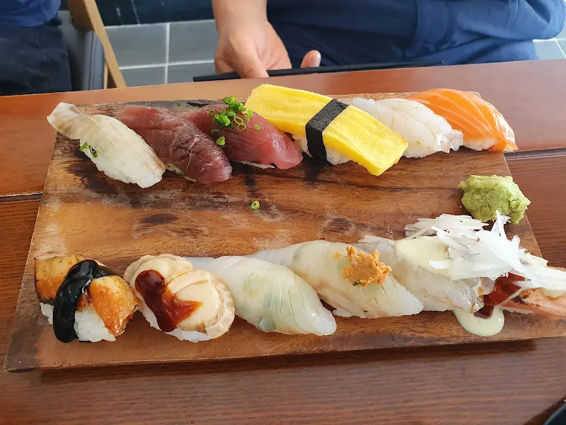 다채로운 초밥이 담긴 런치 세트