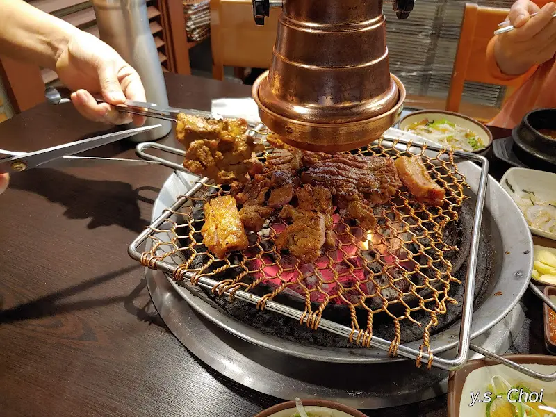 숯불 위에서 맛있게 익어가는 돼지갈비