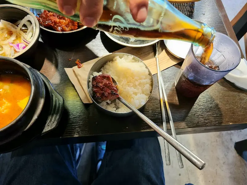 밥 위에 올려진 돼지갈비 한 점