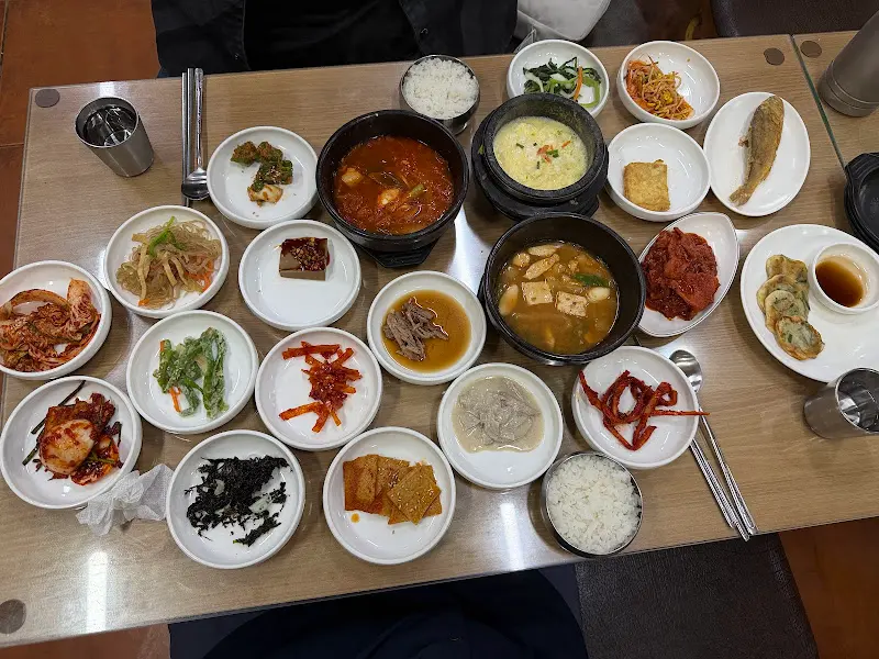 상다리가 휘어지는 백반 한 상 차림