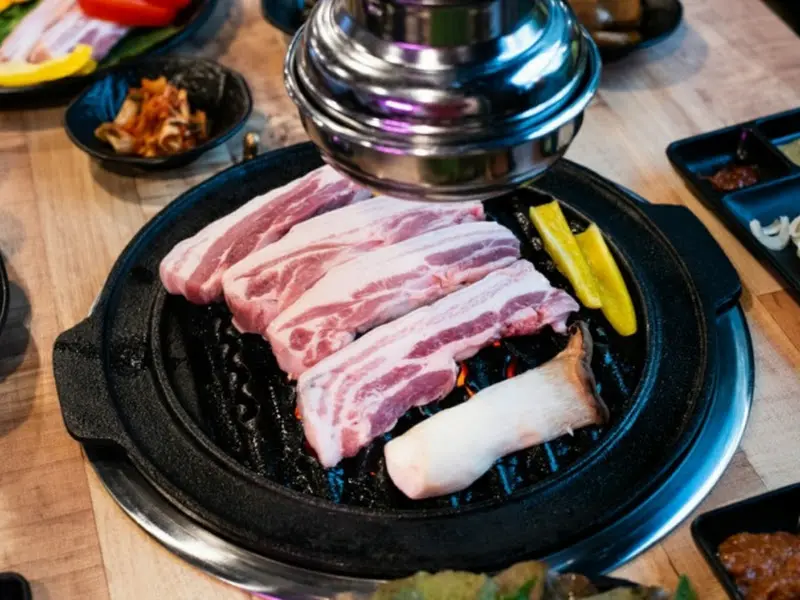 숯불 위에서 익어가는 흑돼지 오겹살