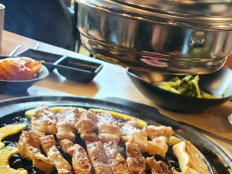 노릇하게 구워진 흑돼지 뼈오겹살