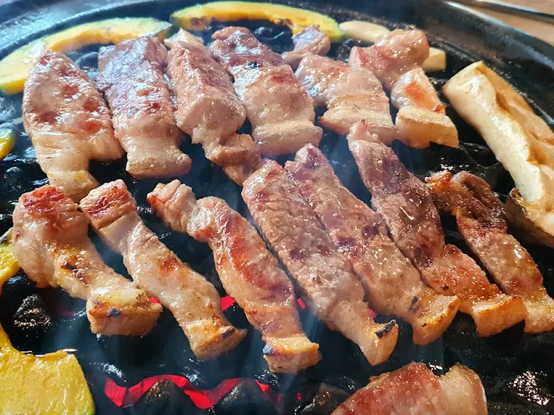 잘 구워진 흑돼지 오겹살