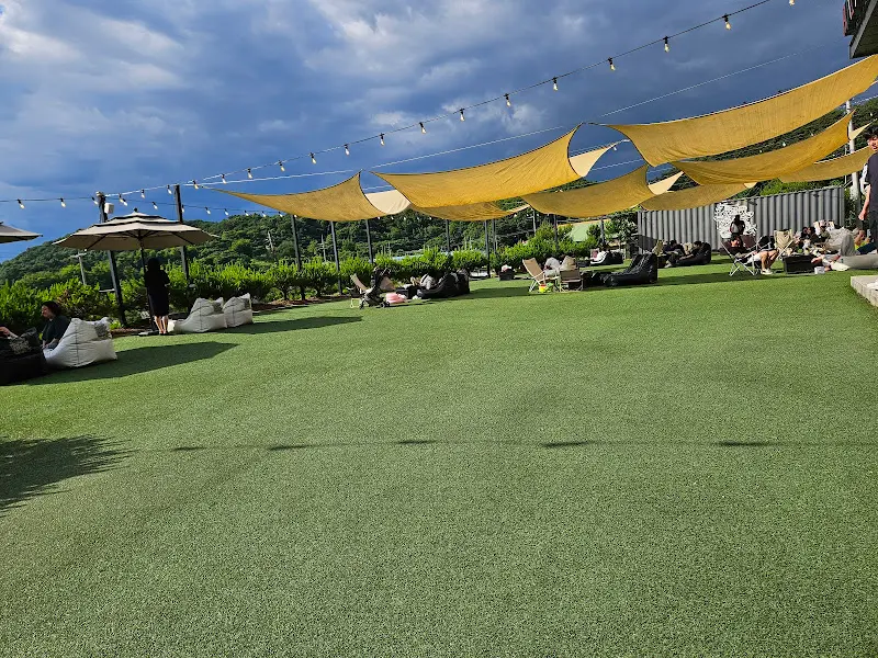 허니포레스트 야외 잔디밭