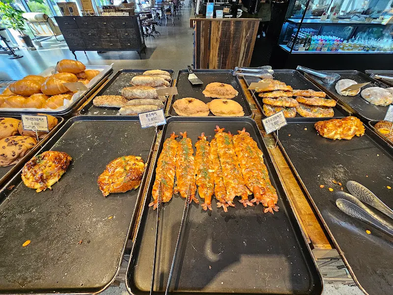 허니포레스트 빵 진열대