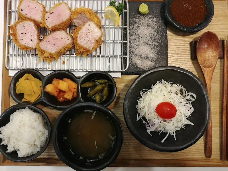 등심 돈카츠 한 상 차림