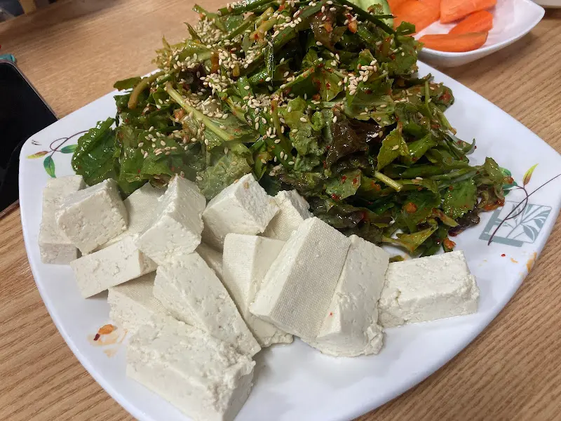 신선한 야채와 곁들여 먹는 일동실비의 메뉴