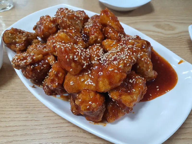 윤기가 흐르는 일동실비 양념 통닭