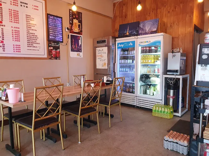 칠공상회 내부 테이블