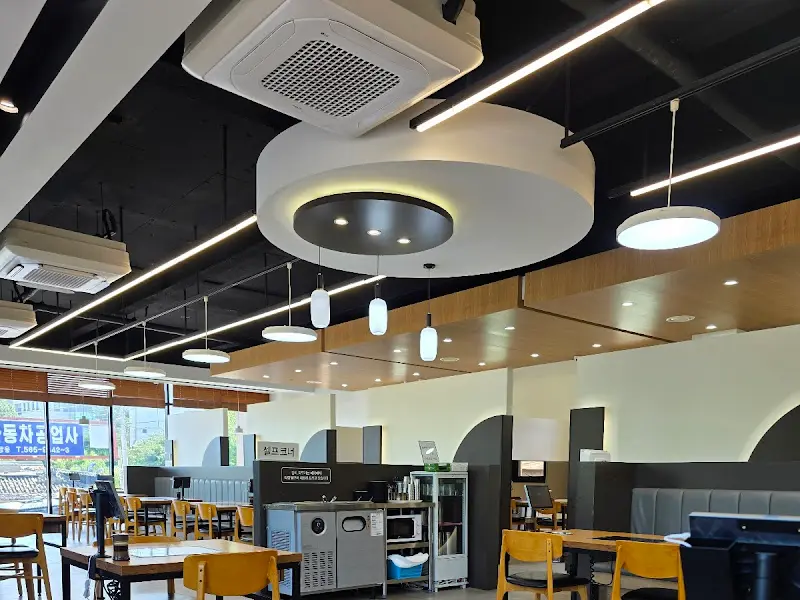 김목 감자탕 내부 조명