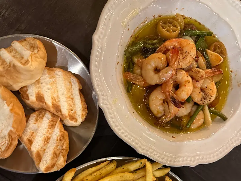 탱글탱글한 새우가 인상적인 감바스