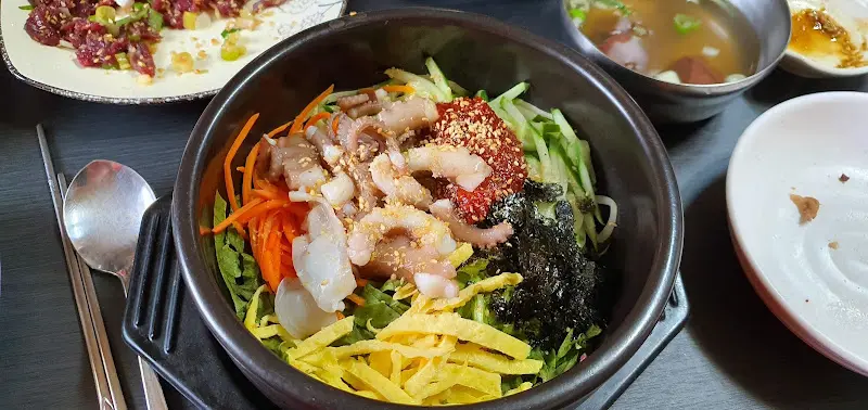 육회비빔밥 전체샷