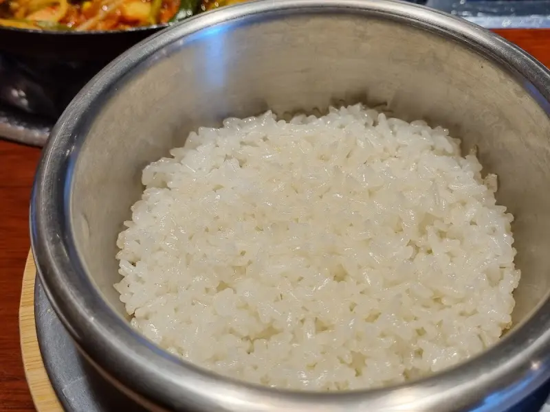 윤기가 좌르르 흐르는 솥밥