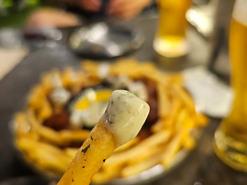 따뜻한 분위기의 실내 바