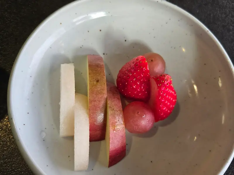 싱그러운 딸기와 사과의 조화가 돋보이는 디저트