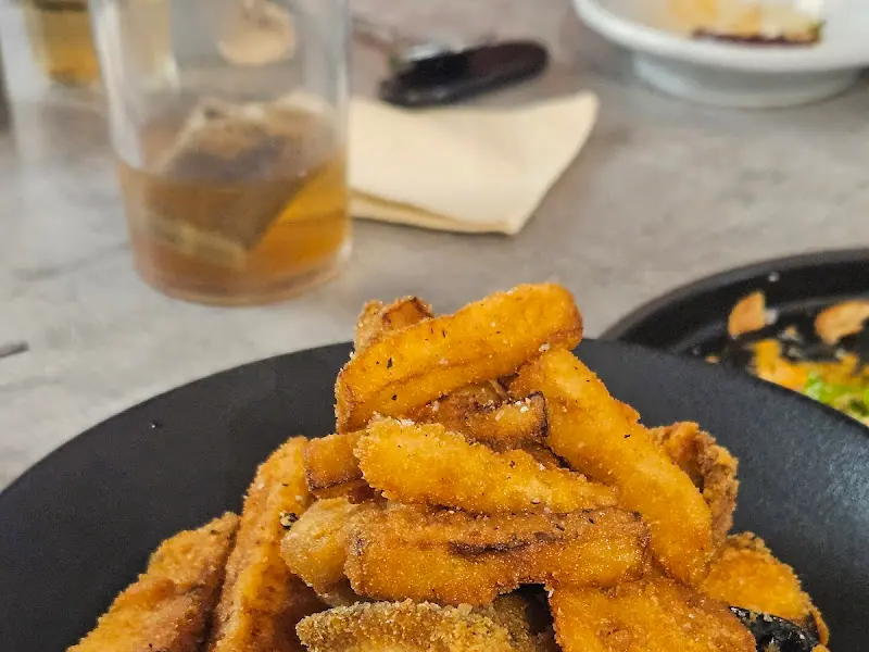 따뜻하게 튀겨져 나온 고구마 튀김