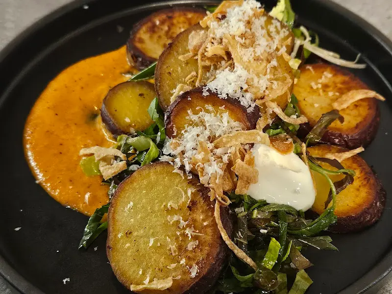 따뜻한 색감의 조명이 감도는 식당 내부