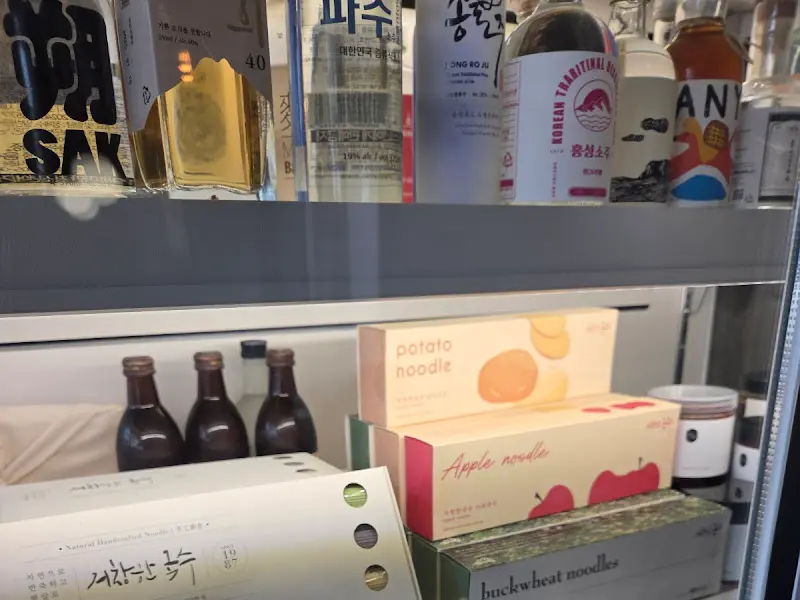 다양한 종류의 술이 진열된 냉장고