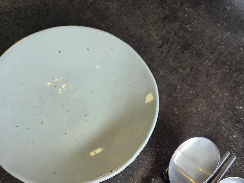 깔끔하게 정돈된 테이블 세팅