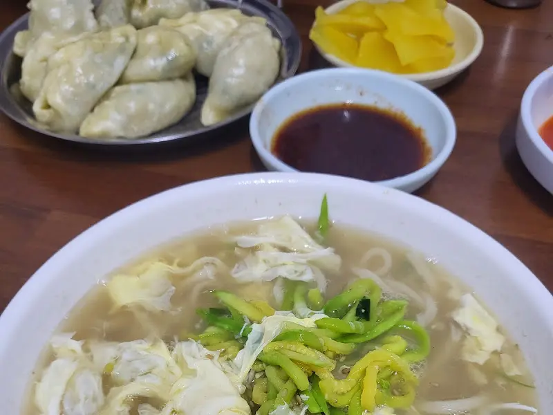 귀락당 칼국수, 만두, 단무지