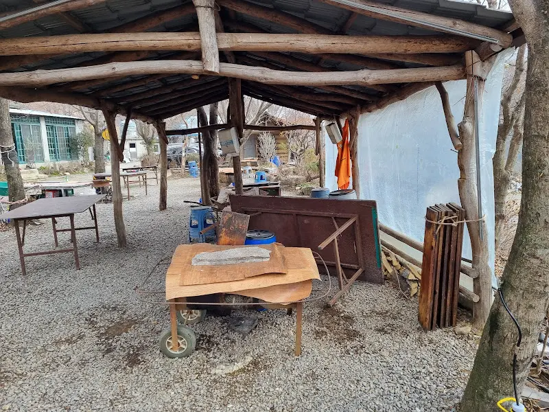 식당 테이블이 있는 야외 공간